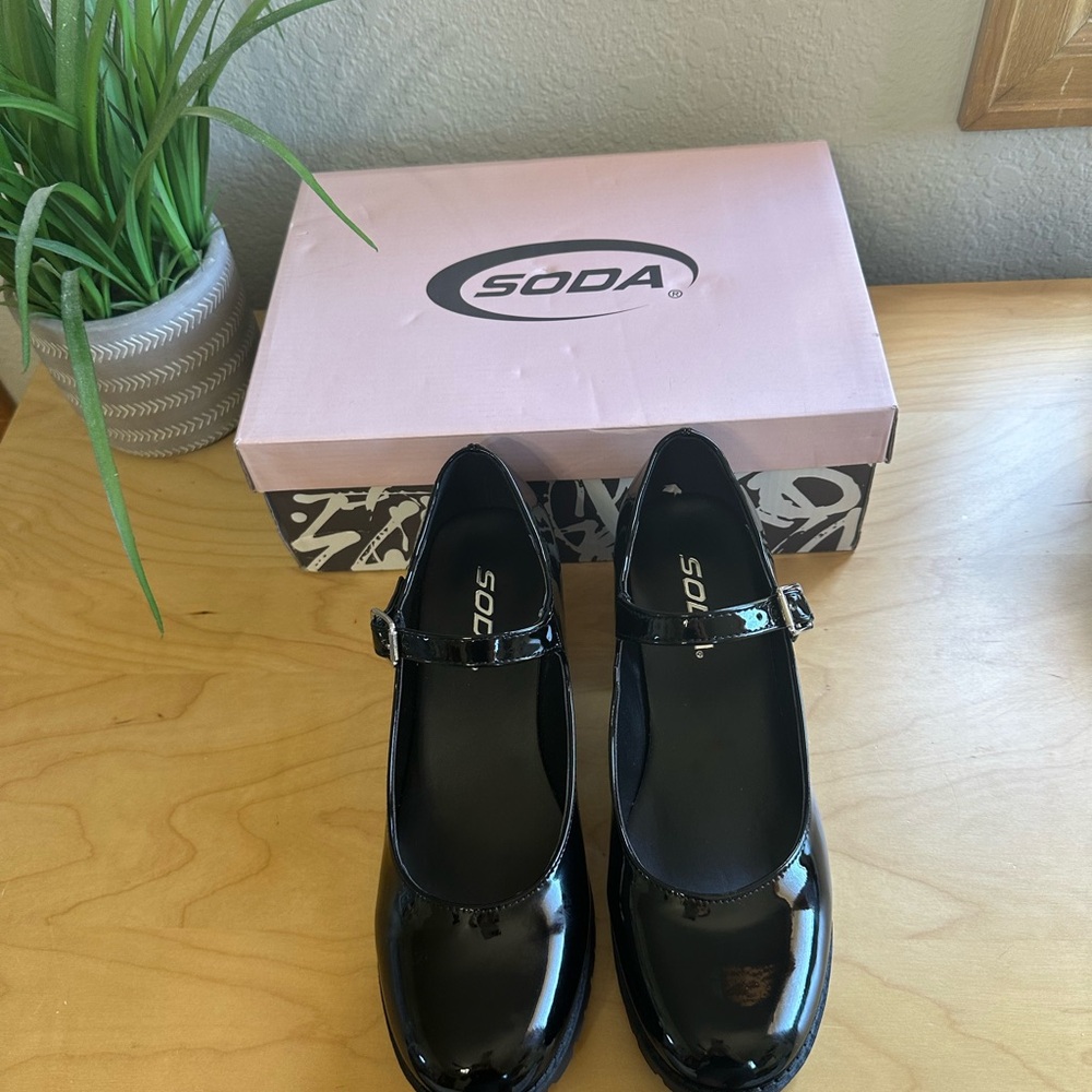 Black Patent Leather Mary Jane Shoes - Picture 2 of 5